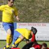 Symbolisch: Pfaffenhofens Christian Pressinger (rot-schwarz) ab Boden. 2:3 ging die Heimpartie gegen Holzkirchen verloren. 