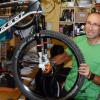 Wolfgang Raml aus Klosterlechfeld liebt Fahrräder. Am liebsten baut er sie sich selbst in seiner kleinen Werkstatt im Keller. Wichtig ist ihm aber nicht nur das Basteln, sondern auch das Fahren. 
