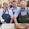 Dieses Jahr fiel die Veranstaltung in Wassertrüdingen fotografisch gesehen deutlich ruhiger aus. Kanibers Vertreter, Amtschef Hubert Bittlmayer (Zweiter von links), ließ von den Fischen gleich ganz die Finger.