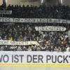 Beim Spiel der Augsburger Panther gegen Straubing machten Fans mit Plakaten ihrem Ärger Luft.