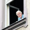 Ein Blick aus dem Fenster - und Elisabeth Gygas ist im Bilde, was sich in ihrer Nachbarschaft abspielt. Seit 80 Jahren lebt sie in derselben Mietwohnung und hat auch nicht vor umzuziehen. Foto: Ruth Plössel