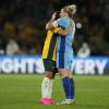 Nach dem Sieg der Engländerinnen im WM-Halbfinale tröstet Millie Bright (rechts) Australiens Superstar Sam Kerr.