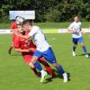 Max Hagel vom TSV Möttingen (im roten Trikot) hat sich mit seiner Mannschaft bei Nördlingens Zweitvertretung durchgesetzt.