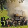 In Weiler gab es am Montag einen Traktorbrand. Das Archivfoto zeigt einen alten, aber ähnlichen Vorfall: 2020 hat ein Traktor ein Niederraunau gebrannt.