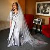 Stella Moris, Verlobte von Julian Assange, wartet in ihrem von Vivienne Westwood entworfenen Hochzeitskleid in einem Hotelzimmer. Kurz danach findet die Hochzeit statt.