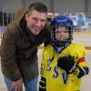 Der jüngste Spieler des Turniers war Samuel Thalmann der Celtics Türkheim, der strahlend seinen Mini-Pokal von Eishockey-Star Patrick Reimer entgegennahm.
