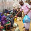 An Somalier, die vor der Dürre geflohen sind, werden am Rande der Hauptstadt Mogadischu Lebensmittelspenden verteilt.