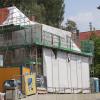 Christo lässt grüßen: Derzeit ist das denkmalgeschützte Meisingerhaus an der Tiroler Straße in Babenhausen verhüllt – und ähnelt damit beinahe einem Werk des bekannten Künstlers. 