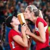 Melissa Humana-Paredes (l) und Sarah Pavan feiern in Hamburg ihren WM-Sieg.