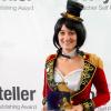 Mira Valentin heißt eigentlich Regina Käsmayr und kommt aus Emersacker. Auf der Frankfurter Buchmesse hat sie jetzt den Kindle Storyteller Award gewonnen. Zur Preisverleihung kam sie – passend zu ihrem Buch – im Cosplay-Zirkuskostüm.