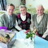 Seit 50 Jahren sind Klemens und Aloisia Mayer verheiratet. Bürgermeister Albert Lettinger (links) gratulierte. Foto: Markt