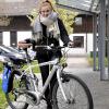 Auch die Stadtwerke Landsberg haben Fahrräder mit Elektromotor. Ramona Schneider ist eine der Nutzerinnen. 