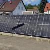 Solarenergie nutzt Familie Proske in Friedensdorf. die Paneele hängen am Gartenzaun.