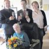 In Buch feierte Josefine Berlinghof ihren 95. Geburtstag. Zum Gratulieren kamen Bürgermeister Roland Biesenberger sowie Anton Graf, Vorsitzender des VdK-Ortsverbandes Buch, mit Kassiererin Rosa Brunner (von links).  