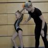 Turnen Rhythimsche Sportgymnastik Trainerin Sylvia Basch zeigt Milana Bricka, wei es geht.