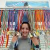 Über 200 Medaillen hat die zwölfjährige Elena Moreira Dos Santos schon gewonnen. Derzeit muss die Schwimmerin ihre Trainingseinheiten in einem 7 Meter langen Pool absolvieren, den ihre Eltern im Garten aufgebaut haben. 	