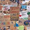 Viele Schüler und Schülerinnen engagieren sich in Arbeitskreisen und auf Demos, um ein Bewusstsein für den Klimaschutz zu schaffen. 