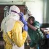 Mitarbeiter des Gesundheitswesens ziehen Schutzausrüstungen an. Im Kongo sind inzwischen Dutzende Menschen an dem gefährlichen Ebola-Virus erkrankt.