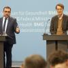Klaus Holetschek (CSU, li.), Gesundheitsminister von Bayern, und Karl Lauterbach (SPD), Bundesgesundheitsminister, nach der Sitzung der Bund-Länder-Arbeitsgruppe zur geplanten Krankenhausreform.