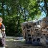 Auf einer Baustelle in Mickhausen ist ein Lastwagen umgekippt, als er 31 Tonnen Kies abladen wollte.