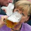 Bundeskanzlerin Angela Merkel gönnt sich auf dem Gillamoos-Volksfest im bayerischen Abensberg eine Maß Bier. Foto: Peter Kneffel dpa