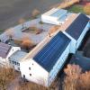 Auf dem Dach der Grund- und Mittelschule Hollenbach gibt es seit 2014 eine Photovoltaikanlage. Der Strom wird auch eigengenutzt. Der Gemeinderat beschloss nun, in die Planung für die Erweiterung der Photovoltaikanlage einzusteigen.