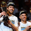 Dirk Nowitzki (links) von den Dallas Mavericks mit dem Pokal für den wichtigsten Spieler der NBA-Finalserie und Jason Kidd mit dem NBA-Meisterpokal