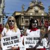 Aktivisten der Organisationen AnimaNaturalis und Peta (People for the Ethical Treatment of Animals) protestieren vor dem Rathaus in Pamplona gegen die Stierhatz.