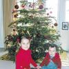 Emily und Jill vor dem Weihnachtsbaum. Damals war die Familie noch in Oxford.