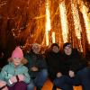 Nicht nur der Baum leuchtet, sondern auch die Augen. Sie sind vom Christmas Garden im Augsburger Zoo begeistert: Hanna, Christina Golenia, Bettina Beninati und Lucas aus Ingolstadt.