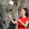 Tänzerin Annika Raffler lässt die Klopapierrolle durch die Luft fliegen: Die Klosterlechfelder Faschingsgesellschaft Lecharia hat die Herausforderung zur Klopapier-Challenge angenommen und ein Video gedreht. 	