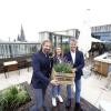 Lothar Schubert, Geschäftsführer DC Developments, Hoteldirektorin Sarah Bartels und Otto Lindner, Vorstand Lindner Hotels AG (von links) bei der Eröffnung der neuen Dachterrasse. 