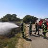 Vier Feuerwehren waren nahe Felsheim im Einsatz, weil es dort in der Böschung neben der Bahnstrecke brannte.
