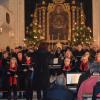 Der Liederkranz Wertingen (hinten) und der Theaterchor Villenbach füllten den Hauptaltarraum mit ihren Mitwirkenden, vor allem aber füllten sie den Kirchenraum mit wunderbar weihnachtlicher Musik.
