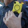 Einige Polizisten in Augsburg filmen manche Einsätze mit sogenannten „Body-Cams“. 