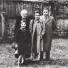 Das Foto zeigt die Familie Erlanger: Mutter Emma (hinten links) und die jüngere Schwester Ingeborg (vorne links) wurden am 1. April 1942 nach Ostpolen "ausgesiedelt" und dort ermordet. Vater Siegfried war bereits im Dezember 1936 verstorben. Anneliese überlebte als einzige ihrer Familie die NS-Zeit.
