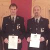 Christian Braun und Markus Reißner (von links) erhielten das Feuerwehr-Ehrenzeichen in Silber. 