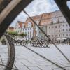 Wo viel Rad gefahren wird, wird auch viel Platz fürs Abstellen der Fahrräder benötigt, wie hier auf dem Hauptplatz in Landsberg.