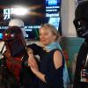 Darth Vader ganz nah: Moderatorin Nicole Lohfink scherzte während des Schwäbischen Kinder- und Jugendfilmfestivals im Kino Türkheim mit den „Star Wars Freunden Allgäu“, die dort zu Gast waren. 