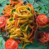 Zucchini als Spaghetti – das geht und nennt sich „Zudeln“. Mit dem vielseitigen Gemüse lassen sich die verschiedensten Gerichte zaubern. 	