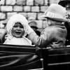 Prinzessin Elizabeth, spätere Königin des Vereinigten Königreichs, im Alter von einem Jahr in einer Kutsche vor dem Windsor Castle.