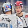 Gut gemacht: Panther-Verteidiger Emil Quaas (rechts), der zum 1:0-Führungstreffer die Vorlage gegeben hatte, gratuliert seinem Torhüter Michael Garteig (links) zu dessen überragender Leistung in München.