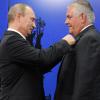 Wladimir Putin heftet Rex Tillerson 2013 den „Orden der Freundschaft“ ans Revers. Nun soll der Chef des Ölriesen Exxon Mobile amerikanischer Außenminister werden.  	 	