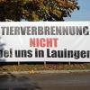 Dieses Plakat haben Anwohnerinnen und Anwohner am Wochenende in der Nähe des Herrgottsruhfriedhofs in Lauingen aufgestellt. Sie protestieren gegen ein mögliches Tierkrematorium.  	