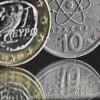 Eine griechische Euro-Münze und ein Zehn-Drachmen-Geldstück.
