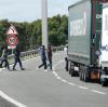 Zahlreiche Flüchtlinge versuchen, durch den Eurotunnel von Frankreich nach England zu kommen -  häufig als blinde Passagiere an Bord eines Lastwagens. 