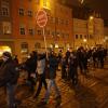 An einem Demonstrationszug gegen Corona-Maßnahmen durch die Augsburger Innenstadt nahmen am Samstagabend rund 2300 Menschen teil.