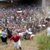 24. Juli 2010, Loveparade Duisburg: Tausende Raver drängen sich vor dem Tunnel, in dem sich eine Massenpanik ereignet hat.