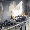 Eine Küche ist am Samstagmittag in Pfaffenhausen in Flammen aufgegangen, nachdem sich dort heißes Fett entzündet hatte (li.). Am Freitag waren die Einsatzkräfte bereits in Hasberg gefordert: Dort war ein Lagerraum in Brand geraten. 