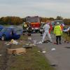 Lebensgefährlich verletzt wurde die Fahrerin des blauen Skoda (im Feld). Heute gegen 14.30 Uhr kollidierte das Auto mit dem grauen Peugeot auf der Staatsstraße zwischen Mering und Königsbrunn.  